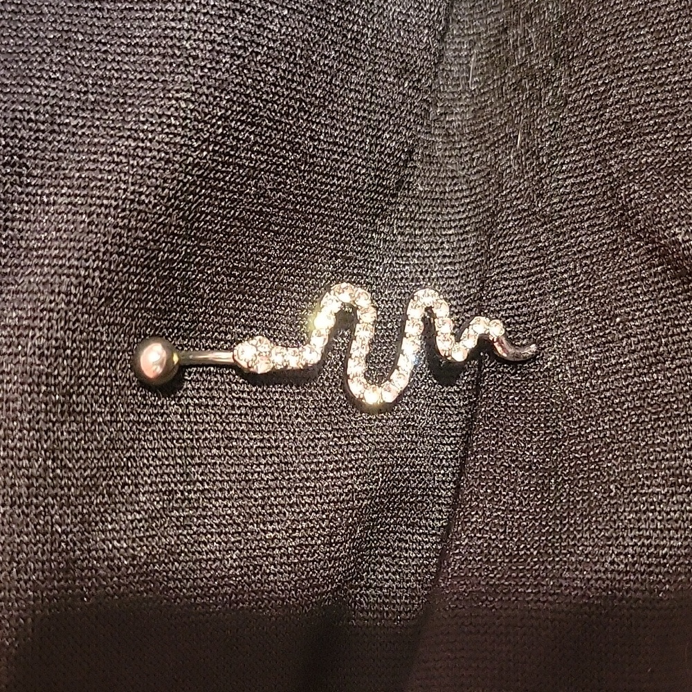 ๐๏ธ Snake shape belly button ring Inlaid Shiny Rhinestones - Picture 2 of 3